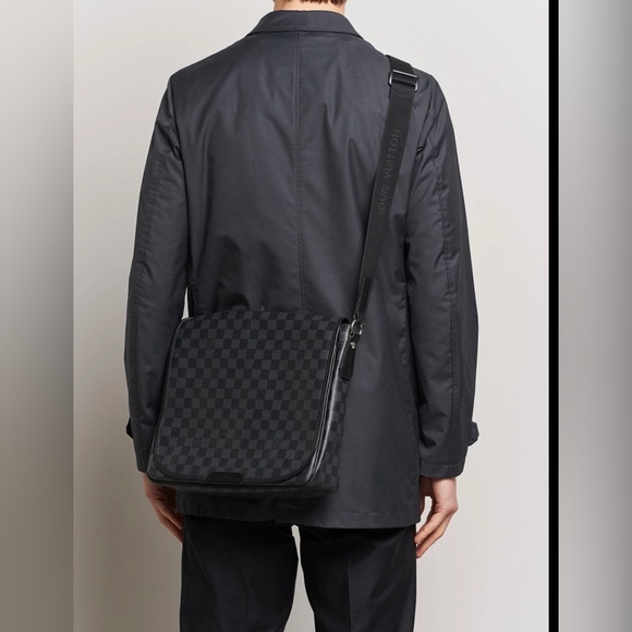 Authentic Louis Vuitton
Damier Graphite Shoulder Bag MM Messenger bag - Picture 13 of 13